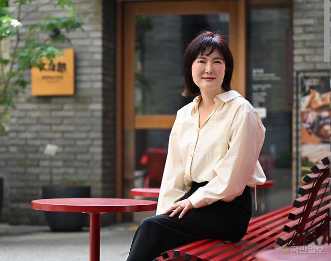 시인 김소월의 외증손녀 김상은씨에게선 시대를 뛰어넘은 신앙적 정서가 느껴졌다. 지난 21일 서울 용산구 소월길 인근 카페에서 포즈를 취하고 있는 김씨의 모습. 신석현 포토그래퍼