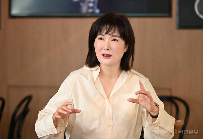시인 김소월의 외증손녀 김상은씨가 지난 21일 서울 용산구 소월길 인근 카페에서 자신의 삶과 신앙, 소월의 시에 대해 설명하고 있다. 신석현 포토그래퍼