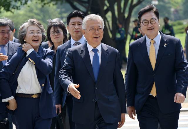 문재인 전 대통령과 김정숙 여사가 우원식 국회의장과 함께 25일 서울 여의도 국회도서관에서 열린 4·27 판문점선언 7주년 기념식 참석을 위해 이동하고 있다. 문 전 대통령은 자신을 뇌물 혐의로 기소한 검찰을 강도높게 비판했다. 연합뉴스