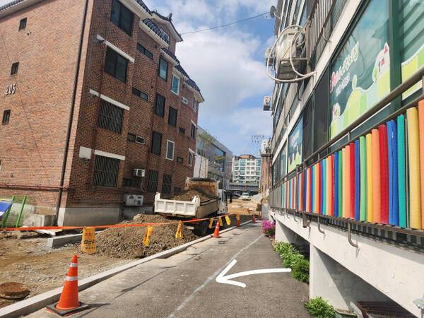 광주시가 신현문화체육복합센터 건립과 함께 신규로 개설하는 출입로 경계선을 하얀색 페인트로 그려놨다. 경계선까지 아스콘포장 도로가 개설된다. 한상훈기자