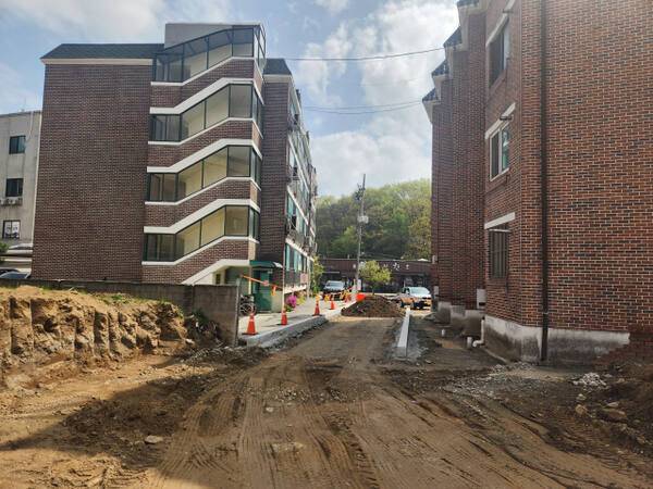 광주시가 신현문화체육복합센터 건립과 함께 신규로 개설하는 출입로가 빌라 바로 옆으로 지나가고 있다. 한상훈기자