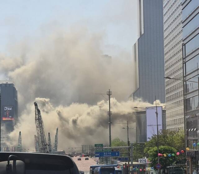25일 서울 강남구 코엑스 내 식당에서 화재가 발생, 외부로 연기가 뿜어져 나오고 있다. 연합뉴스