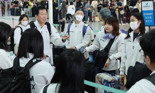 선수들과 대화하는 박주봉 감독. 사진[연합뉴스]