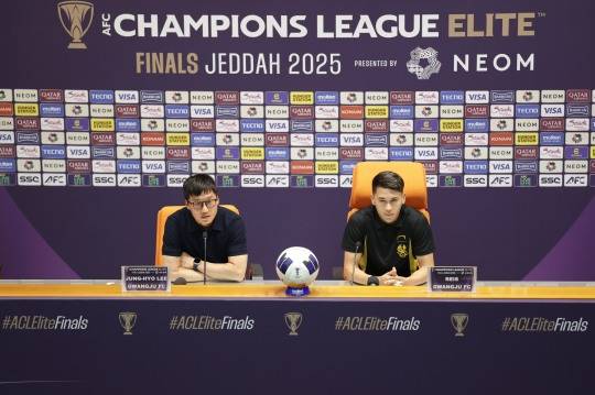 기자회견에 나선 광주FC 이정효 감독과 헤이스. 사진[연합뉴스]