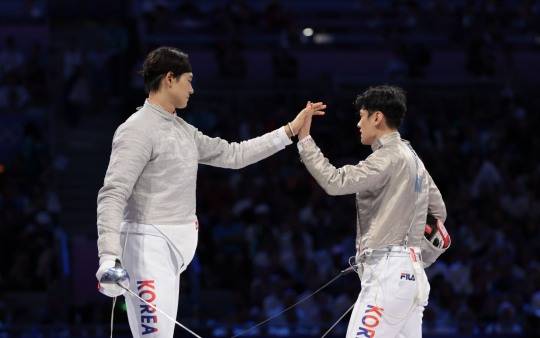 하이파이브하는 구본길과 오상욱. 사진[연합뉴스]