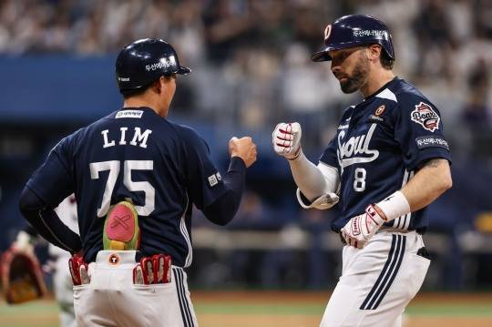 두산 케이브(오른쪽). 사진[연합뉴스]