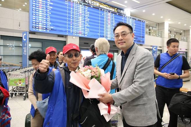 고려인 동포의 92년 만의 첫 한국 방문을 기념해 이경민 이스타항공 커머셜 본부장 및 임직원들이 환영 인사를 건네고 있다 / 사진=이스타항공