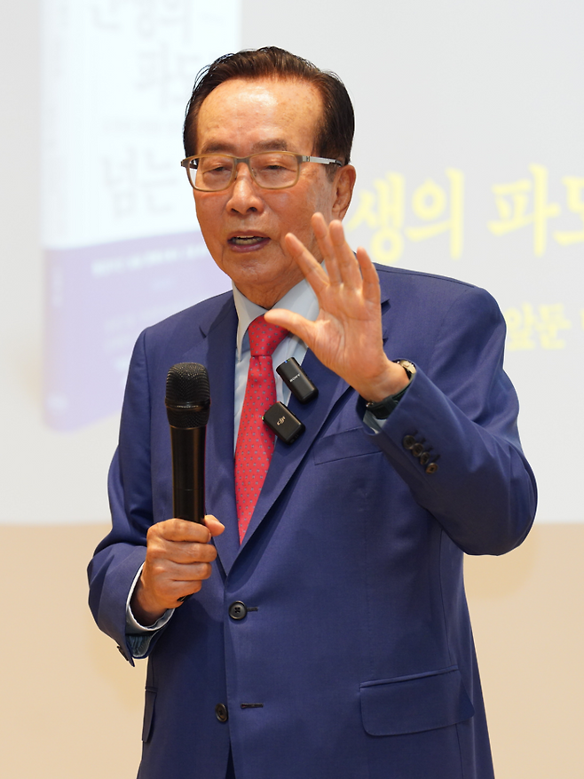 23일 서울 강남 교보타워에서 김재철 동원그룹 명예회장이 자신의 경영에세이 ‘인생의 파도를 넘는 법’ 출간 기념 강연회를 열고, 자신이 걸어온 길 등에 관해 설명하고 있다. 동원그룹