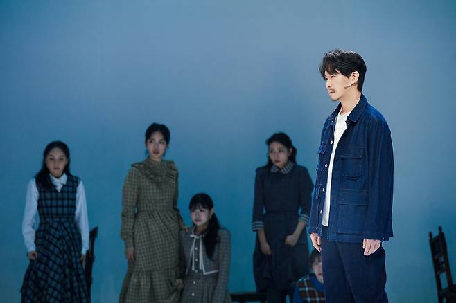 연극 ‘시련’에서 존 프락터(엄기준)가 억압적인 사회 속에서 고통받는 개인의 고뇌를 그리고 있다. <더블케이엔터테인먼트>