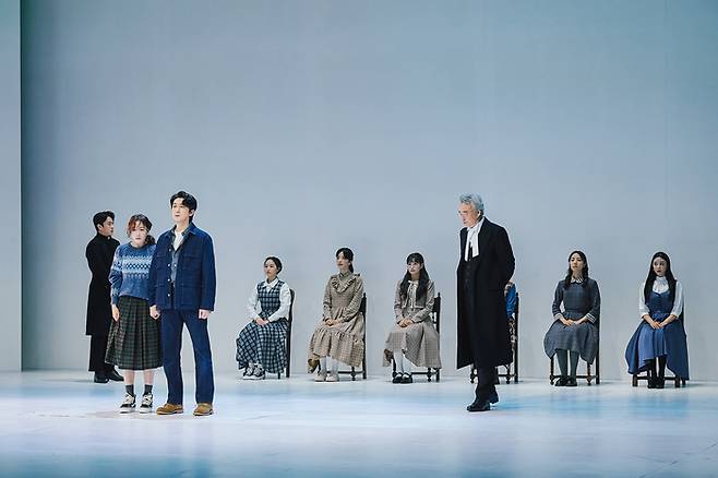 연극 ‘시련’에서 존 프락터(강필석)과 메어리 워렌(진지희)가 마녀사냥에 희생되는 개인의 고통을 연기하 있다. <더블케이엔터테인먼트>