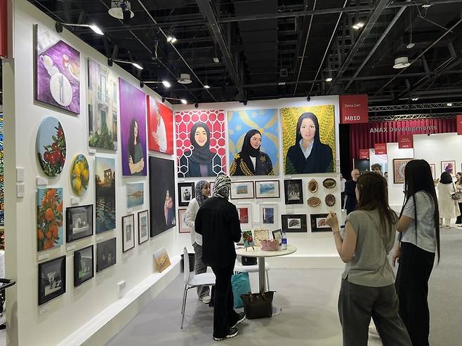 예술 전시회는 단순히 그림을 감상하는 자리가 아니다. 수많은 작가들이 자신의 세계를 펼치고, 누군가는 처음 갤러리와 계약을 맺는 출발점이 되며, 또 다른 누군가에겐 자신의 예술 인생을 전환하는 계기가 되는 곳이다.