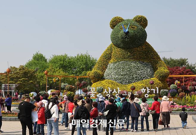 25일 오전 경기도 고양시 일산호수공원에서 개막한 2025 고양국제꽃박람회가 열린가운데 방문객들이 관람을 하고 있다. 2025.4.25[이충우기자]