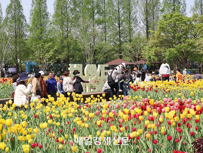 25일 오전 경기도 고양시 일산호수공원에서 개막한 2025 고양국제꽃박람회가 열린가운데 방문객들이 관람을 하고 있다. 2025.4.25[이충우기자]