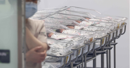 인천 미추홀구 아인병원에서 간호사들이 신생아들을 돌보는 모습 (매경 DB)