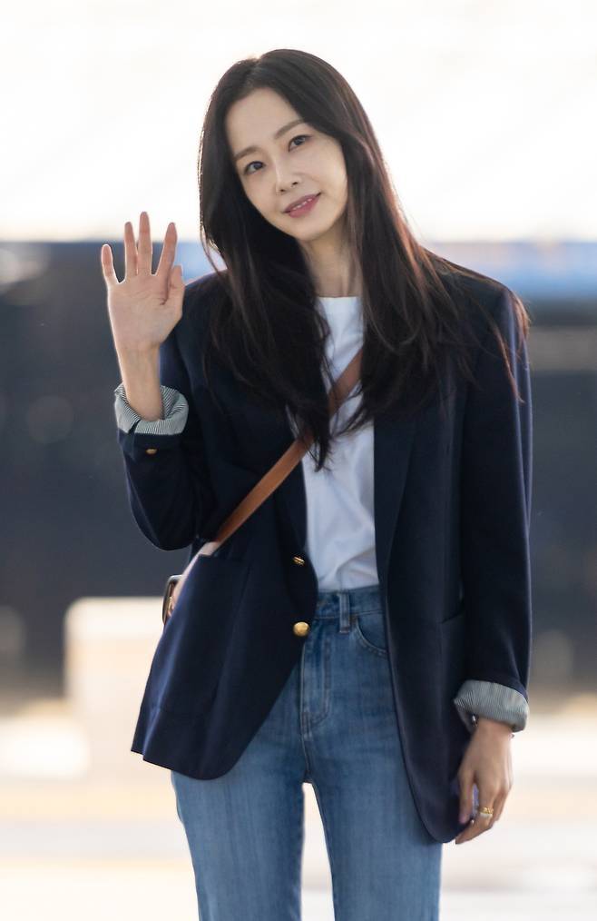 홍수현은 깔끔한 화이트 티셔츠에 네이비 컬러의 테일러드 재킷을 매치하며 도회적인 무드를 완성했다. 사진=FN엔터테인먼트