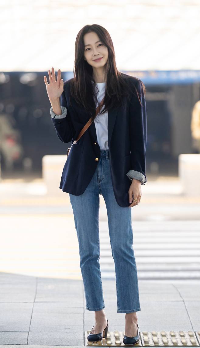 스트레이트 핏의 연청 데님 팬츠를 더해 자연스러운 캐주얼 감성을 연출했고, 고급스러운 가죽 스트랩이 포인트인 미니 크로스백으로 실용적인 감각을 더했다. 사진=FN엔터텡니먼트 제공