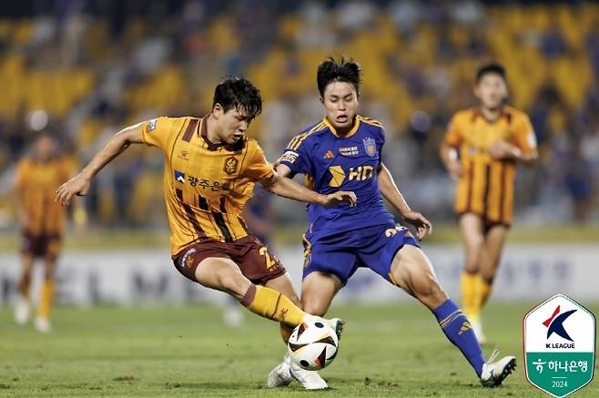 김진호(사진 왼쪽). 사진=한국프로축구연맹
