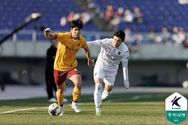 김진호(사진 왼쪽). 사진=한국프로축구연맹
