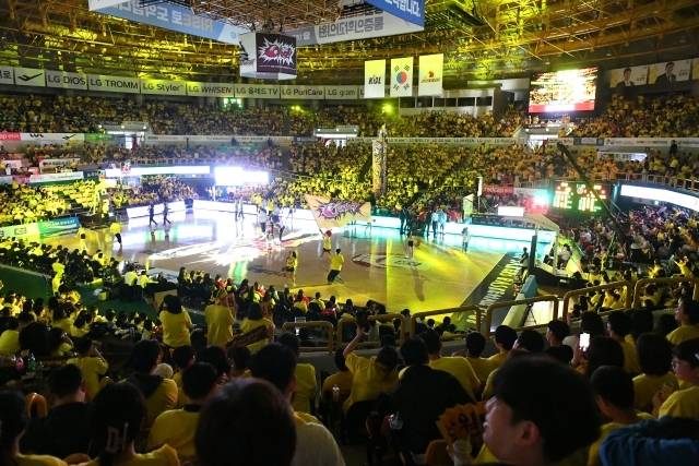 LG는 올 시즌 정규리그에서 2번의 만원관중을 기록했다. 이제는 플레이오프 첫 만원관중을 바라보고 있다. 사진=KBL 제공