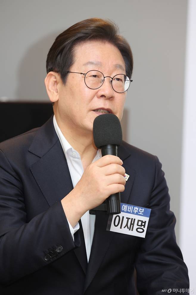 (광주=뉴스1) 김태성 기자 = 이재명 더불어민주당 대선 경선 후보가 24일 광주 전일빌딩245에서 열린 민주주의 간담회에서 인사말을 하고 있다.  2025.4.24/뉴스1  Copyright (C) 뉴스1. All rights reserved. 무단 전재 및 재배포,  AI학습 이용 금지. /사진=(광주=뉴스1) 김태성 기자