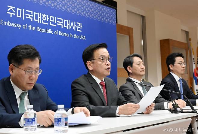 [서울=뉴시스] 최상목 부총리 겸 기획재정부 장관이 24일(현지 시간) 미국 워싱턴D.C. 주미대사관에서 안덕근 산업통상자원부 장관과 함께 한-미 2+2 통상협의(Trade Consultation) 관련 합동브리핑을 하고 있다. (사진=기획재정부 제공) 2025.04.25.