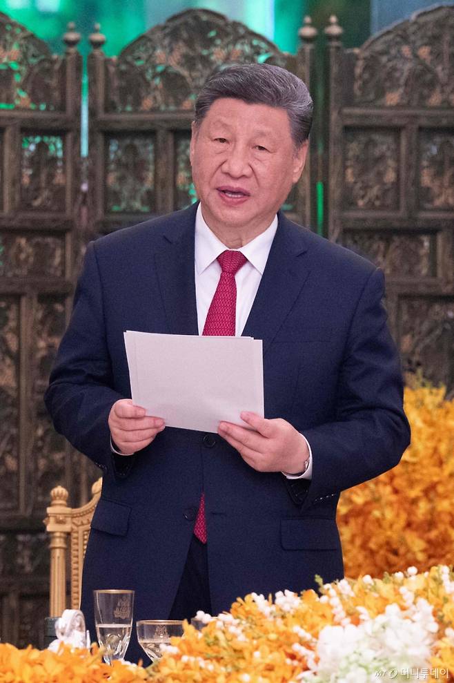 시진핑 중국 국가 주석이 17일(현지시간) 프놈펜의 왕궁에서 열린 만찬에 노르돔 시하모니 캄보디아 국왕과 참석해 인사말을 하고 있다. /AFPBBNews=뉴스1