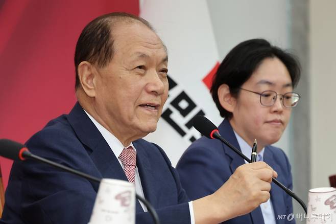 [서울=뉴시스] 권창회 기자 = 황우여 국민의힘 선거관리위원장이 25일 오전 서울 여의도 국회에서 열린 국민의힘 대통령후보자 선거관리위원회 6차 회의에서 발언하고 있다. 2025.04.25. kch0523@newsis.com /사진=권창회