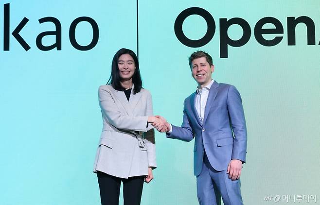 정신아 카카오 대표와 챗GPT 개발사 오픈AI의 샘 올트먼 최고경영자(CEO)가 지난 2월 4일 서울 중구 플라자호텔에서 열린 전략적 제휴 체결 공동 기자간담회에서 악수를 나누고 있다. /사진=뉴스1