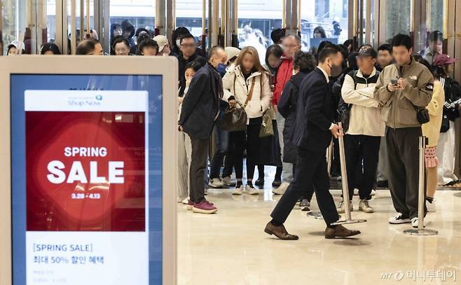 롯데백화점 등 국내 백화점들이 봄 정기 세일을 시작한 가운데 28일 오전 서울 중구 롯데백화점 본점에서 외국인들과 소비자들이 백화점 로비로 입장하고 있다. /사진제공=뉴시스