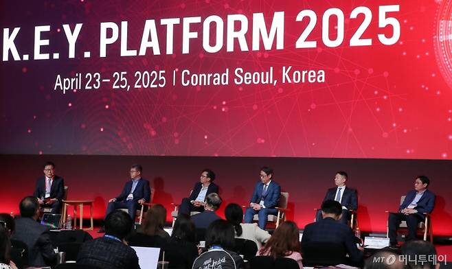 유효상 유니콘경영경제연구원 원장, 정태흠 아델파이 벤쳐스 대표, 문승현 피에르 파브르 미국 사업개발 및 영업 부문 총괄, 백현준 롯데 홀딩스 헬스케어&바이오파마 CVC 매니징 파트너, 정상민 아치 벤처 파트너스 벤처 파트너, 유재관 오믹인사이트 대표(왼쪽부터)가 25일 영등포구 콘래드 서울 호텔에서 머니투데이 주최로 진행된 '2025 키플랫폼' 총회에서 '한국 바이오산업의 미래: 글로벌 변화 속 혁신과 지속 가능성 모색'에 대해 토의를 하고 있다. /사진=김창현 기자 chmt@