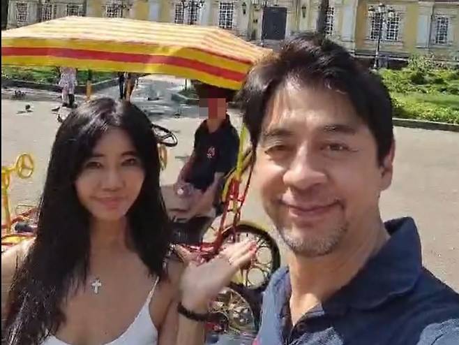 권오중이 4년 만에 선 공식석상에서 환대를 받자 아내 엄윤경씨가 대신 감사 인사를 전했다. /사진=인스타그램 갈무리