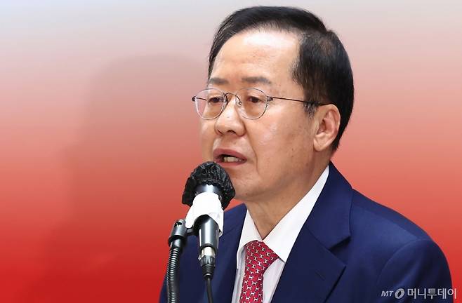 (서울=뉴스1) 김민지 기자 = 홍준표 국민의힘 대선 경선 후보가 24일 오전 서울 여의도 국회 선거사무소에서 경선 관련 긴급 기자회견을 하기 위해 입장하고 있다. 2025.4.24/뉴스1  Copyright (C) 뉴스1. All rights reserved. 무단 전재 및 재배포,  AI학습 이용 금지. /사진=(서울=뉴스1) 김민지 기자