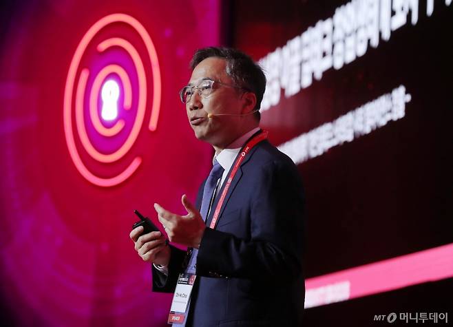 최치호 한국과학기술지주 대표이사가 25일 영등포구 콘래드 서울 호텔에서 머니투데이 주최로 진행된 '2025 키플랫폼' 특별세션3에서 '지역혁신성장을 위한 딥테크창업생태계 전환 방안-공공연구기관기반 미래전략산업 중심 혁신 생태계전환'에 대해 발표하고 있다. /사진=김창현