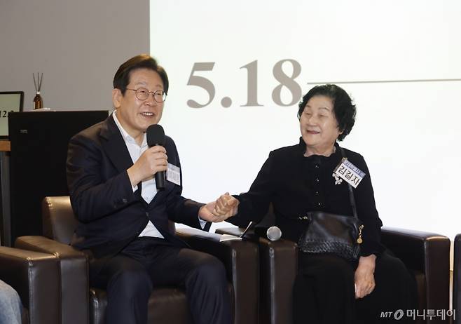 [광주=뉴시스] 이영주 기자 = 이재명 더불어민주당 대선 경선 후보가 24일 광주 전일빌딩245에서 5·18 학생 시민군 고(故) 문재학 열사의 어머니 김길자 여사와 이야기하고 있다. 2025.04.24.leeyj2578@newsis.com /사진=