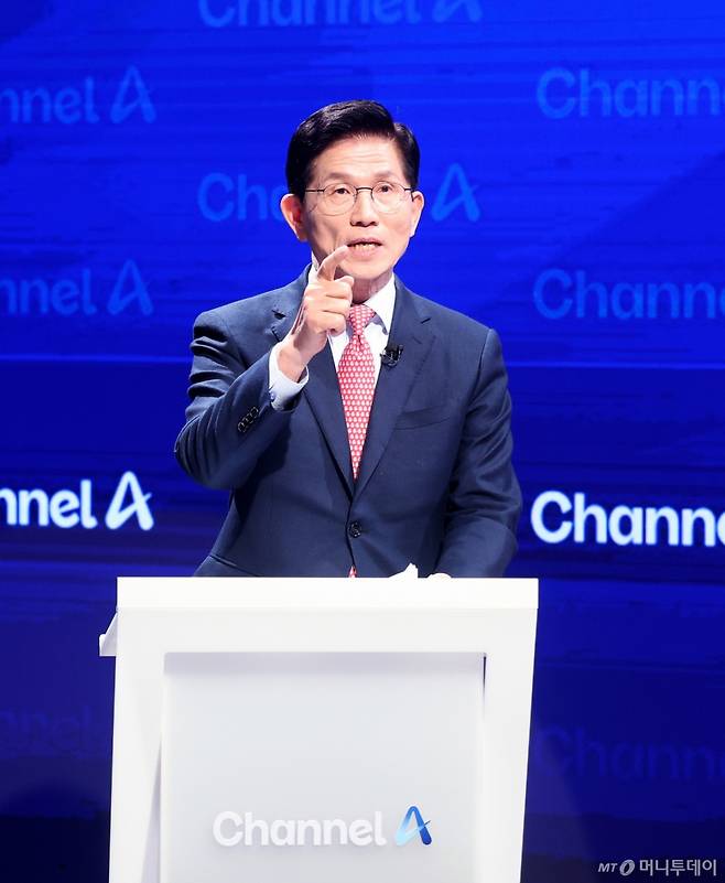 (서울=뉴스1) 국회사진취재단 = 24일 오후 종로 동아미디어센터 채널A 오픈스튜디오에서 국민의힘 대선 2차 경선 진출자인 김문수 후보가 토론 전 리허설을 하고 있다. 2025.4.24/뉴스1  Copyright (C) 뉴스1. All rights reserved. 무단 전재 및 재배포,  AI학습 이용 금지. /사진=(서울=뉴스1) 국회사진취재단