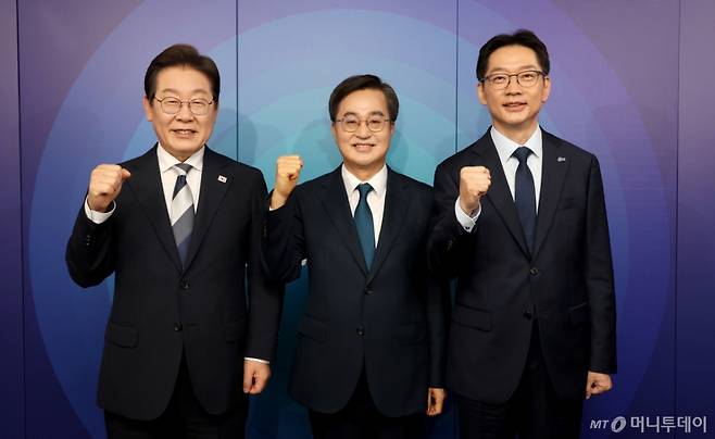 (서울=뉴스1) 국회사진취재단 = 더불어민주당 제21대 대통령선거 경선에 나선 이재명(왼쪽부터), 김동연, 김경수 예비후보가 23일 오후 서울 여의도 오마이TV 스튜디오에서 열린 오마이TV 초청 토론회 시작하기에 앞서 기념촬영을 하고 있다. 2025.4.23/뉴스1  Copyright (C) 뉴스1. All rights reserved. 무단 전재 및 재배포,  AI학습 이용 금지.