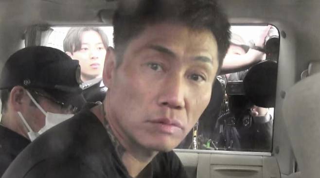 현행범 체포된 니시무라 다이스케가 영문을 모르겠다는 표정을 짓고 있다. /사진=FNN 방송화면 갈무리