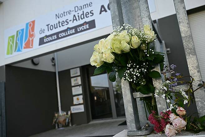 24일(현지시간) 프랑스 서부 낭트의 한 가톨릭 사립 학교인 노트르담드투트제드 고등학교에서 16세 남학생이 흉기 난동을 벌여 여학생 1명이 사망하고 3명이 다쳤다./AFPBBNews=뉴스1