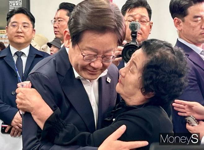 이재명 더불어민주당 대선 경선 후보가 24일 오후 광주 동구 전일빌딩 245에서  '대한민국 민주화를 이끈 시민들'을 주제로 열린 간담회에 참석했다. 사진은 24일 오후 광주 동구 전일빌딩 245에서 이재명 더불어민주당 대선 경선 후보가 고(故) 문재학 열사의 어머니 김길자 씨와 포옹하고 있는 모습. (문재학 열사는 노벨문학상을 수상한 한강 작가의 소설 '소년이 온다' 소설의 주인공) /사진=김성아 기자