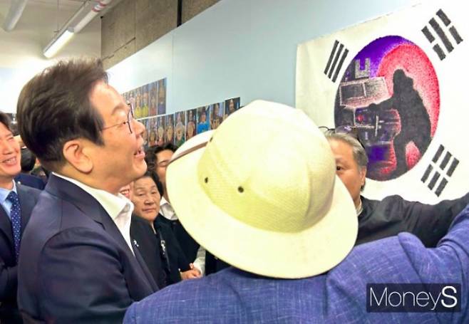 이 후보는 '윤석열 파면', '오월의 봄날' 등 직접 손글씨로 표현된 그림들부터 조국 전 혁신당 대표의 '쇄빙선' 발언을 모티브 삼은 그림 등 간담회 현장에 전시된 그림들도 둘러봤다. 사진은 이재명 더불어민주당 대선 경선 후보가 24일 광주 동구 전일빌딩245를 찾아 '나에게 민주주의는 000 이다.' 전시를 관람하고 있는 모습. /사진=김성아 기자
