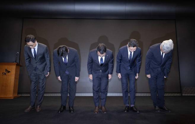 유영상 SK텔레콤 대표가 25일 고객 보안 대책 강화 기자간담회에서 유심 해킹 사건에 대해 관련 임원들과 사과하고 있다. 사진은 이종훈 인프라전략본부장(왼쪽부터), 홍승태 고객가치혁신실장, 유 대표, 배병찬 MNO AT본부장, 윤재웅 마케팅전략본부장. /사진=SK텔레콤