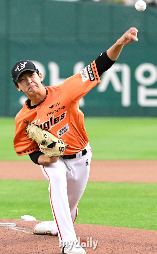 2024년 4월 26일 대전 한화생명이글스파크에서 진행된 '2024 신한 SOL 뱅크 KBO 리그' 두산-한화의 경기. 한화 선발 황준서가 역투를 펼치고 있다./마이데일리