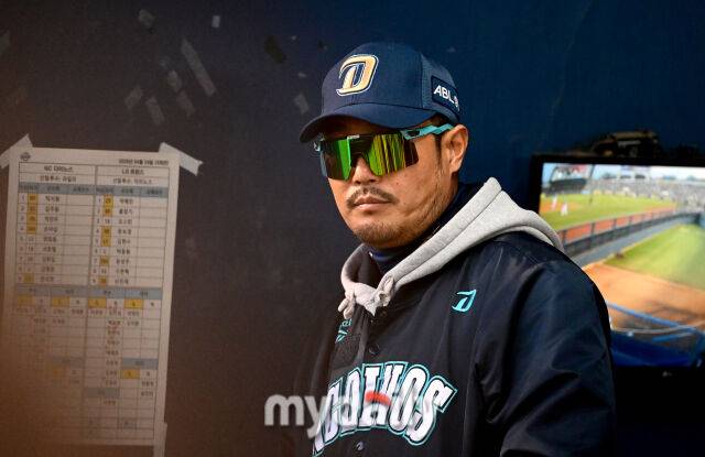 2025년 4월 24일 오후 서울 잠실구장에 진행된 '2025 신한 SOL뱅크 KBO 리그' NC 다이노스와 LG 트윈스의 경기.NC 이호준 감독이 생각에 잠겨있다./잠실=유진형 기자