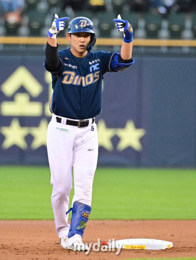 2025년 4월 24일 오후 서울 잠실구장에 진행된 '2025 신한 SOL뱅크 KBO 리그' NC 다이노스와 LG 트윈스의 경기.NC 서호철이 2회초 선두타자 2루타를 친 뒤 기뻐하고 있다./잠실=유진형 기자