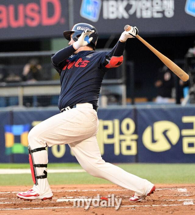 2025년 4월 25일 오후 서울 잠실구장에 진행된 '2025 신한 SOL뱅크 KBO 리그' 롯데 자이언츠와 두산 베어스의 경기.롯데 정보근이 2회초 1사 만루서 1타점 적시타를 치고 있다./잠실=유진형 기자