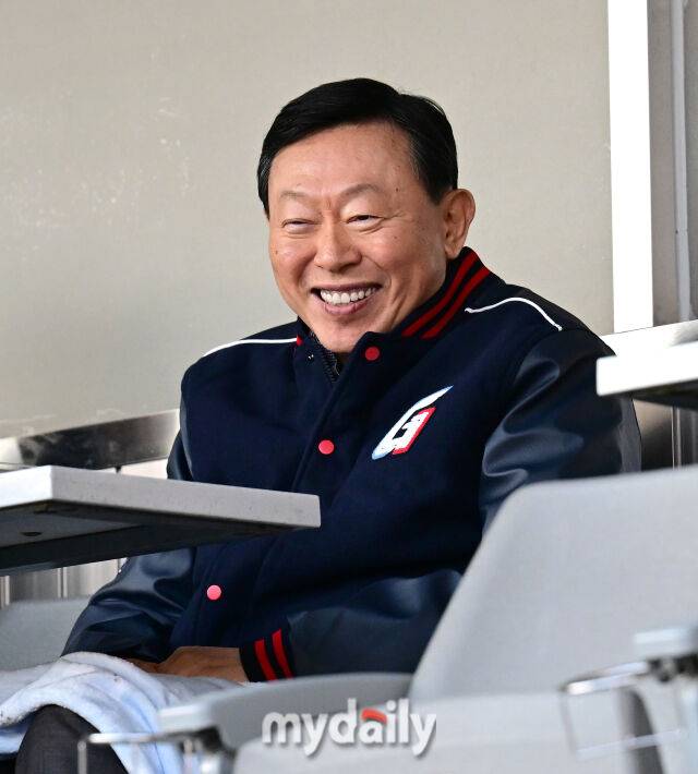 2025년 4월 25일 오후 서울 잠실구장에 진행된 '2025 신한 SOL뱅크 KBO 리그' 롯데 자이언츠와 두산 베어스의 경기.롯데 신동빈 회장이 경기를 지켜보고 있다./잠실=유진형 기자