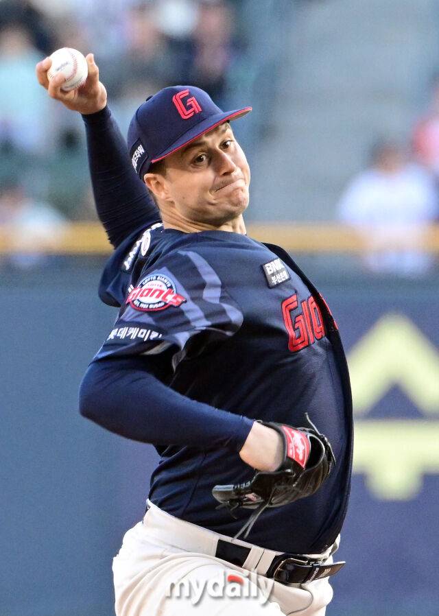 2025년 4월 25일 오후 서울 잠실구장에 진행된 '2025 신한 SOL뱅크 KBO 리그' 롯데 자이언츠와 두산 베어스의 경기.롯데 선발투수 데이비슨이 역투하고 있다./잠실=유진형 기자