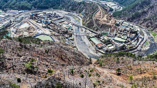 24일 오전 경북 봉화군 석포면 영풍 석포제련소 일대 모습. 1공장 뒤편 야산이 헐벗은 모습을 보이고 있으나 곳곳에 푸른잎이 다시 피어나고 있다. 봉화=임세준 기자