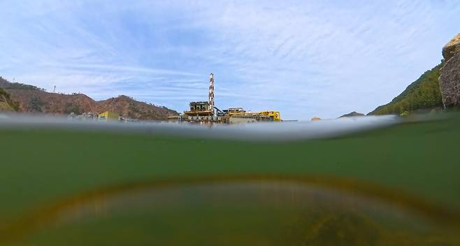 지난 24일 오전 경북 봉화군 석포면 영풍 석포제련소 1공장 앞으로 낙동강이 흐르고 있다. 제련소는 지난 2019년 폐수방류가 적발돼 58일간의 조업정지 처분을 받았다. 봉화=임세준 기자