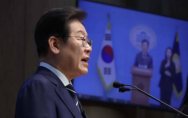 제21대 대통령선거 출마를 선언한 이재명 전 더불어민주당 대표가 11일 오전 서울 여의도 국회 소통관에서 집권 청사진 등을 소개하는 비전발표를 하고 있다. 이 전 대표는 전날 대선 출마 선언 영상에서 밝힌 ‘K이니셔티브’를 보다 구체화한 정책을 제시하고 있다. 이상섭 기자